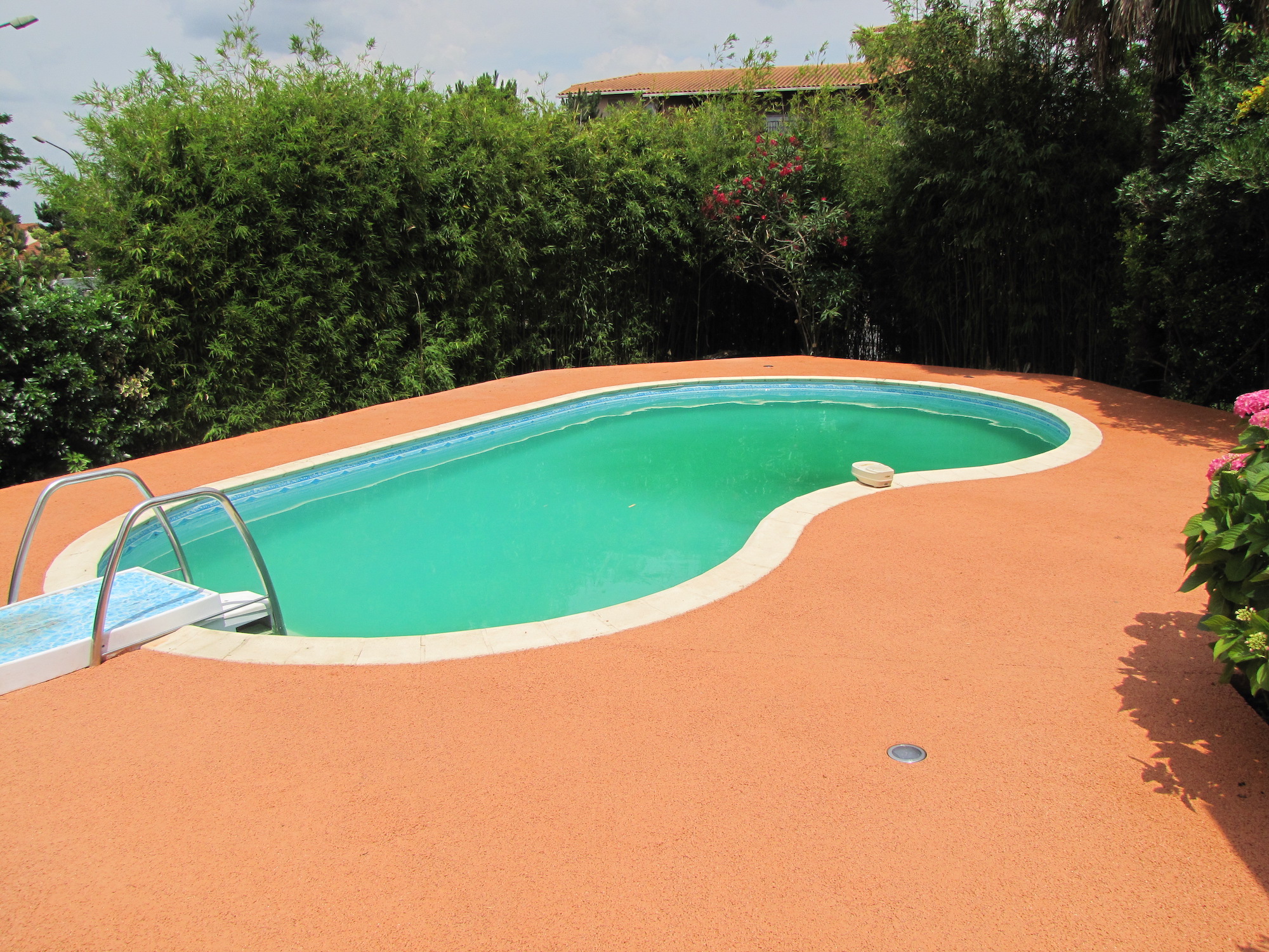 Contour de piscine en béton drainant orange